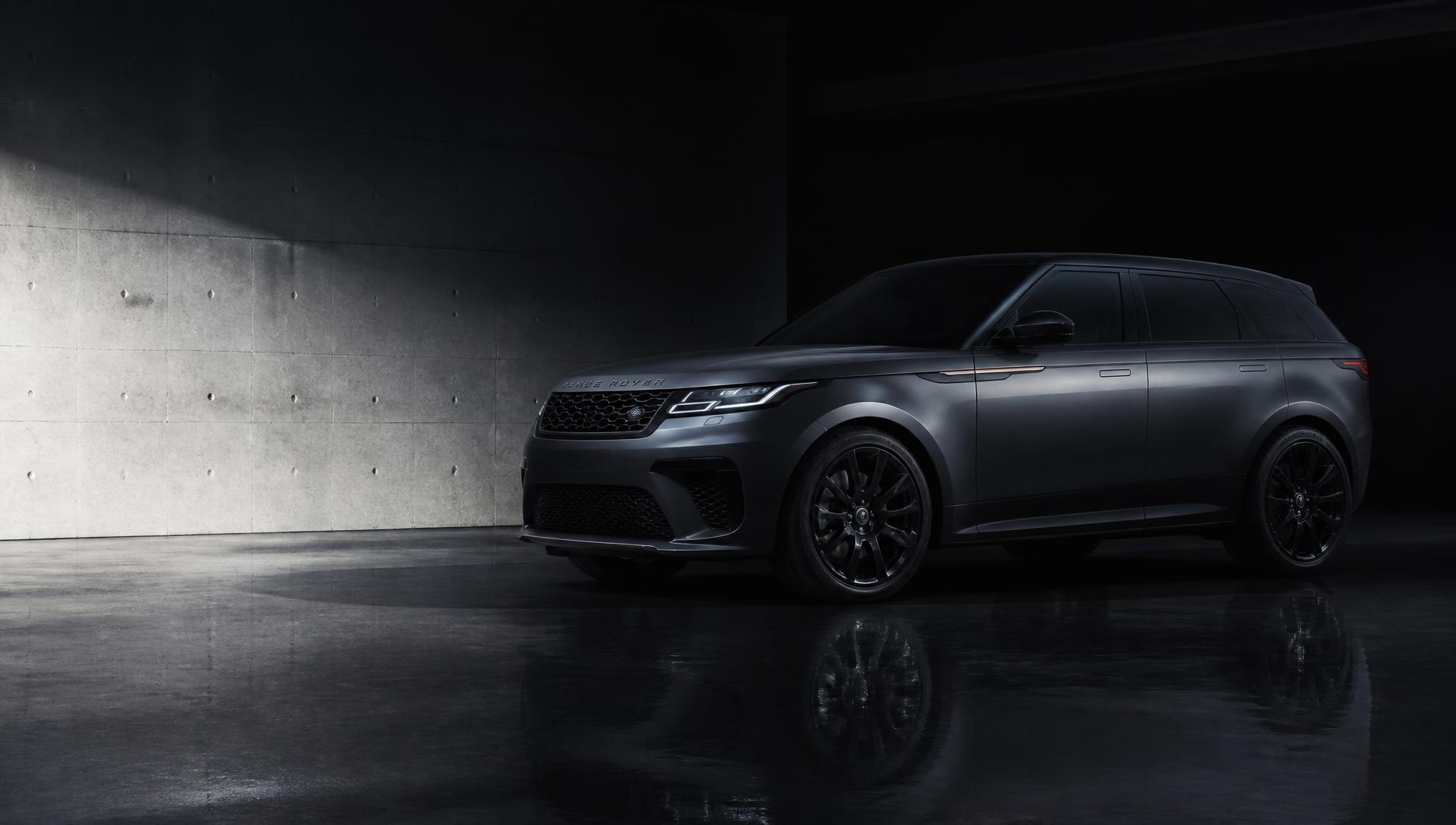 SUV de luxe gris métallisé dans un showroom moderne